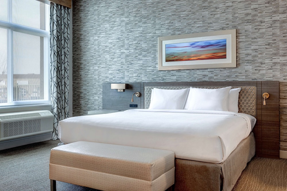 Deluxe Room, 1 King Bed, Accessible - Photo 2
