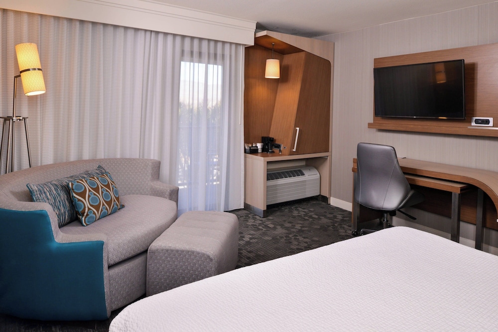 Room, 1 King Bed (Mobility/Hearing Access, Roll-In Shwr) - Photo 2