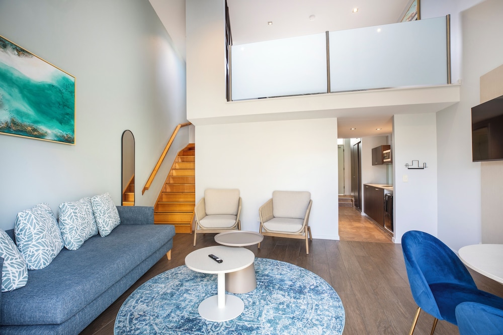 Poolside Mezzanine - Photo 4