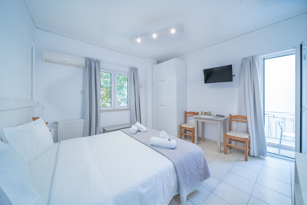 Deluxe Studio, 1 Queen Bed, Balcony (Double 6)