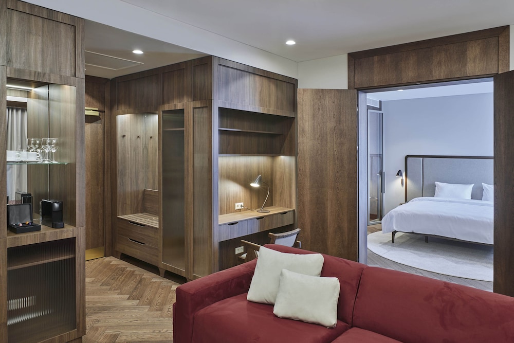 Luxury Suite - Photo 8