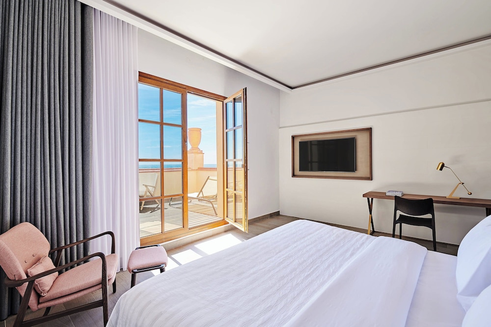 Grand Room, 1 King Bed, Beachfront