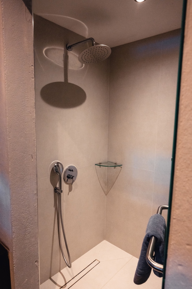 Executive Suite - Photo 10