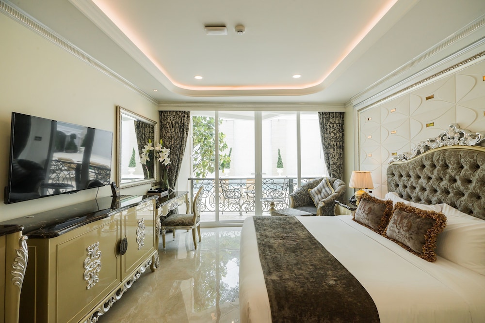 Deluxe Room with Pool Access thumbnail 6