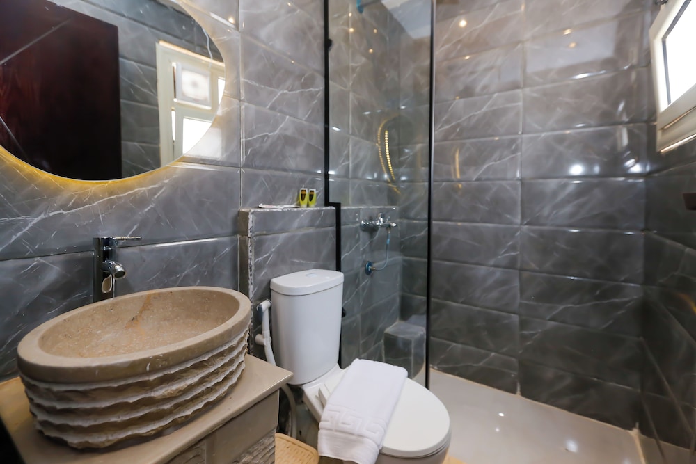 Luxury Room with Jacuzzi - Pyramids View photo 3