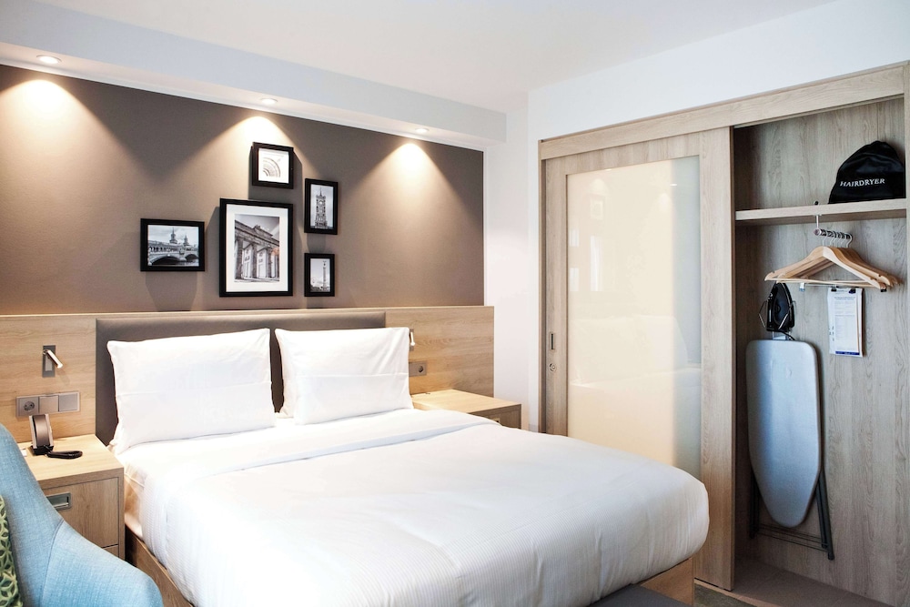 Family Room, 1 Queen Bed, Accessible (Connecting Rooms)