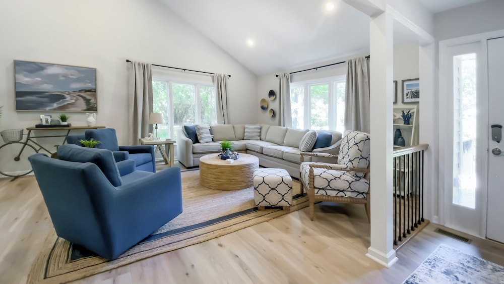 House, Multiple Beds, Kitchen (21 Forest Drive)