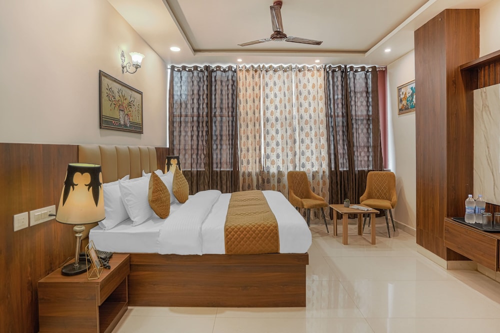 Superior Room, 1 King Bed, Smoking, Private Bathroom