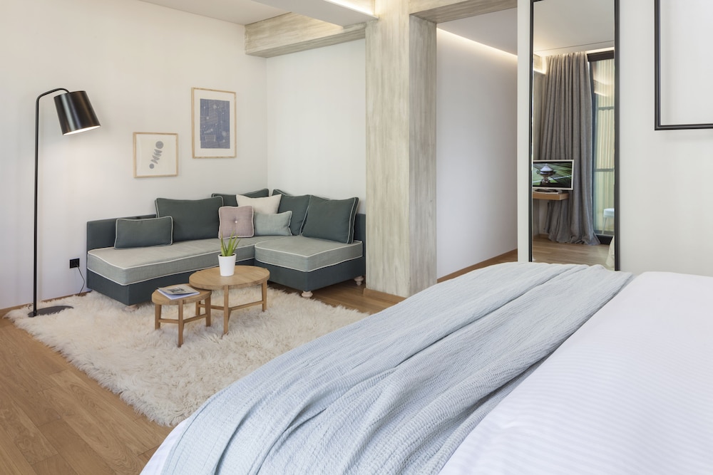 Boulevard Suite, City View