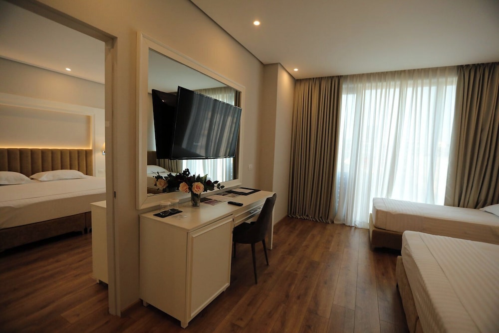 Family Room (Land View) photo 2