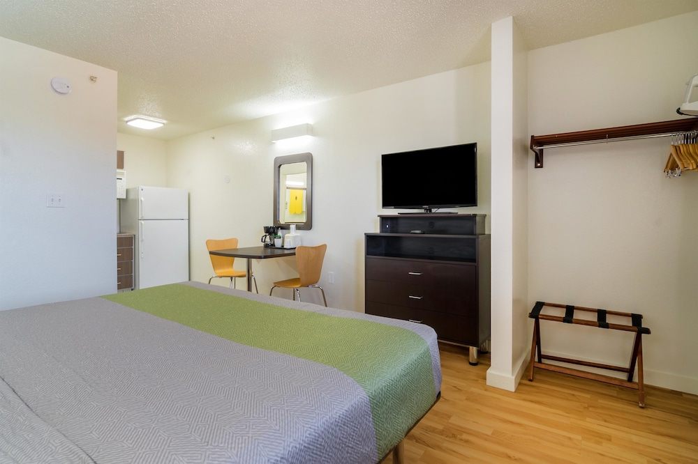 Deluxe Suite, 1 King Bed, Non Smoking, Kitchenette - Photo 1