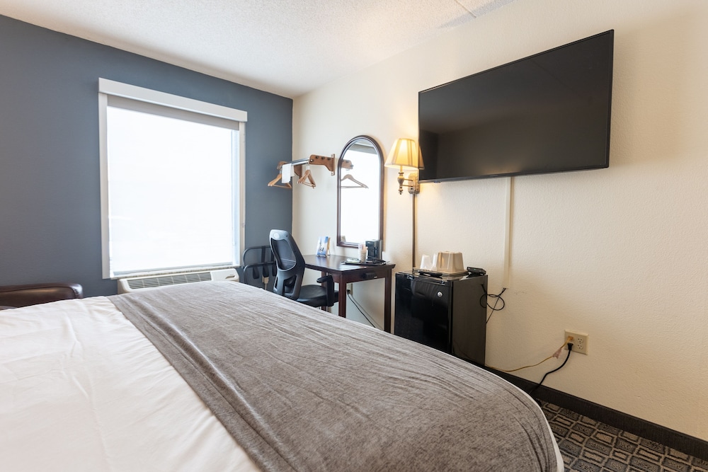 Suite, Jetted Tub - Photo 4