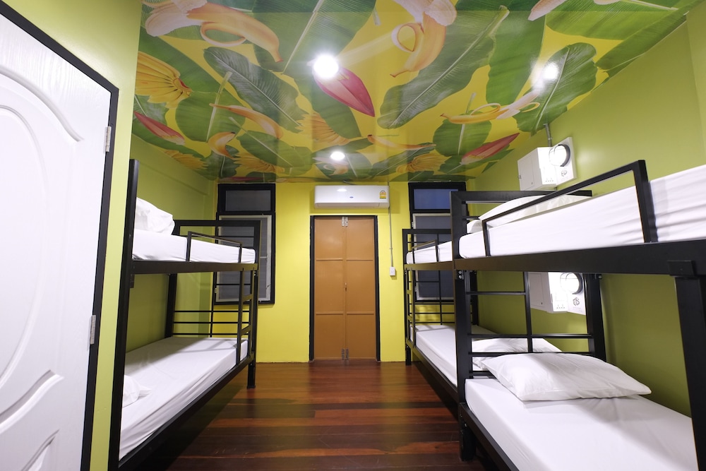 8-Bed Mixed Dormitory with Shared Bathroom photo 1