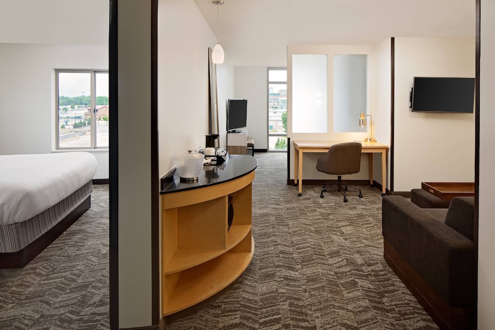 Suite, 2 Bedrooms - Photo 1