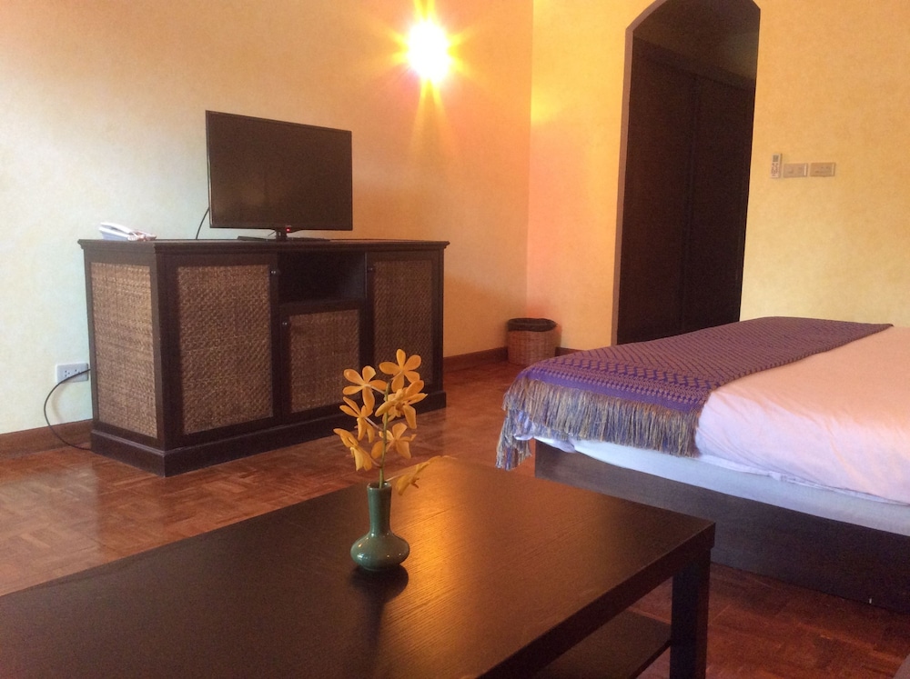 Bungalow, 1 King Bed, Pool Access, Pool View photo 1