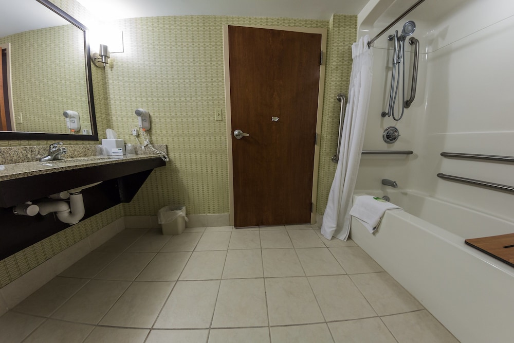 Suite, 1 King Bed, Accessible Bathtub (Communications) - Photo 3