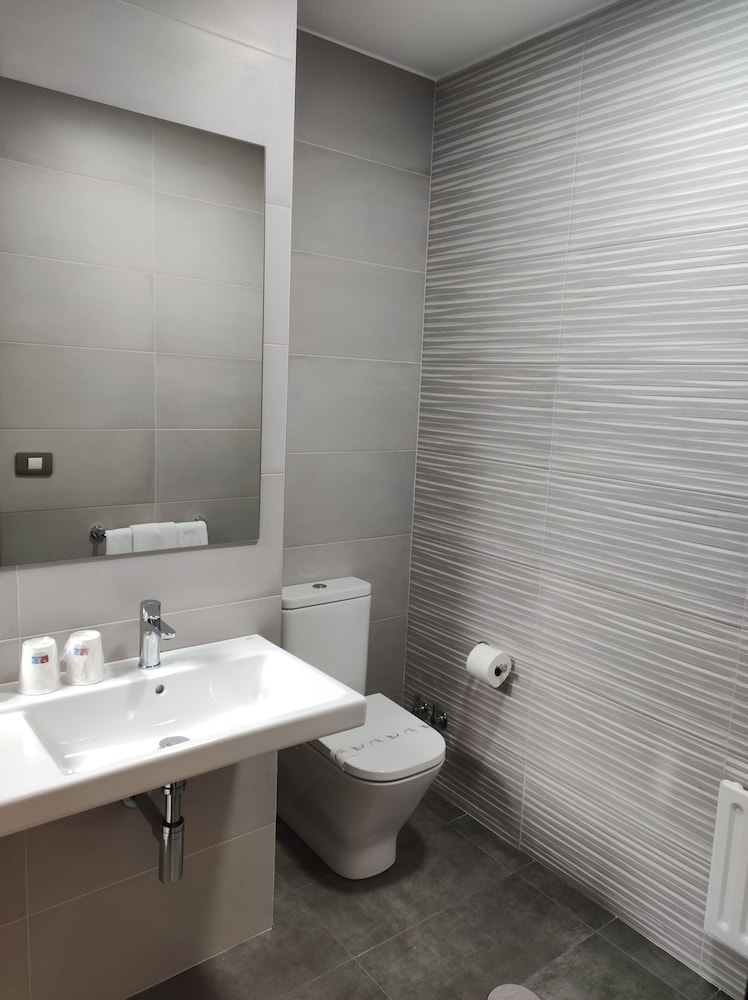 Standard Triple Room - Photo 8