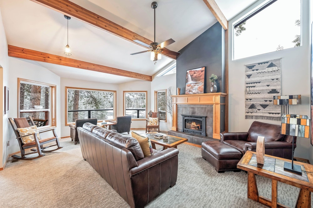 Colorado - 1 King Bed with Sofa bed, Kitchen, River View, Jetted Tub, Kitchen, Fireplace (No Pets) photo 1