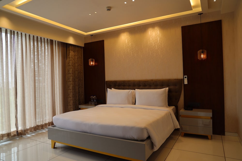 Suite - Photo 11