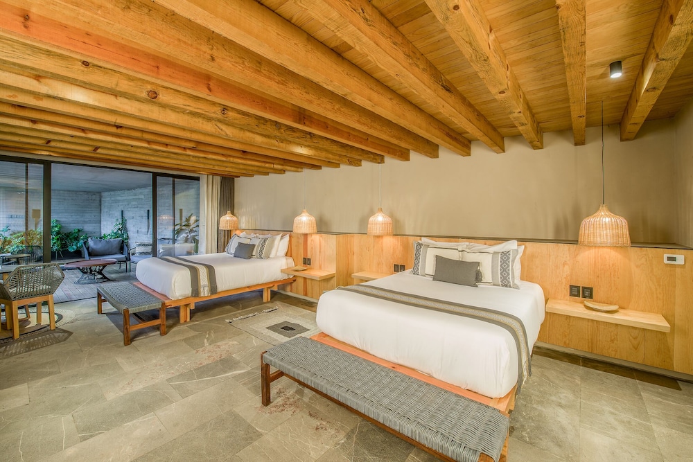 Suite Deluxe, 2 Queen beds and Jacuzzi photo 2
