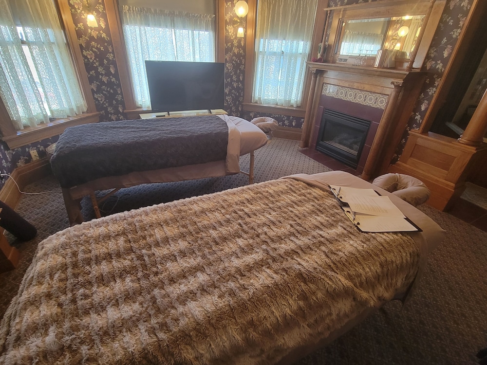 Romantic Suite, 1 Bedroom, Non Smoking, Jetted Tub photo 3