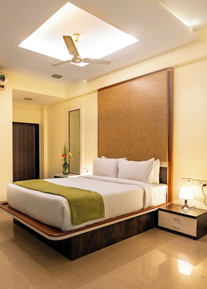 Deluxe Room with Balcony photo 2