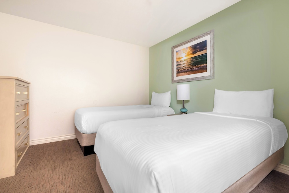 2 Bedroom 1 King 2 Twins Suite No View Balcny - Photo 1