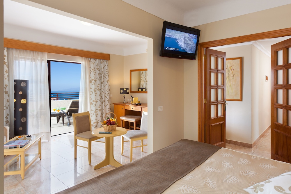 Family Room (2 adults) thumbnail 6