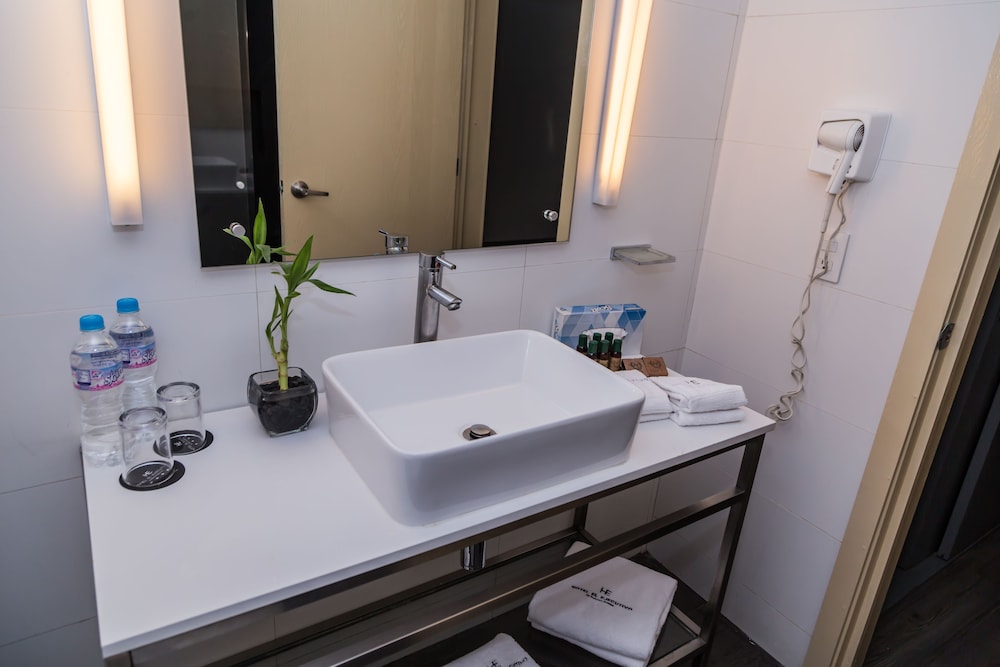 Basic Room, 2 Double Beds - Photo 16