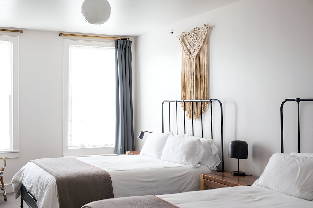 Double Room, 2 Queen Beds (Courtyard) photo 2