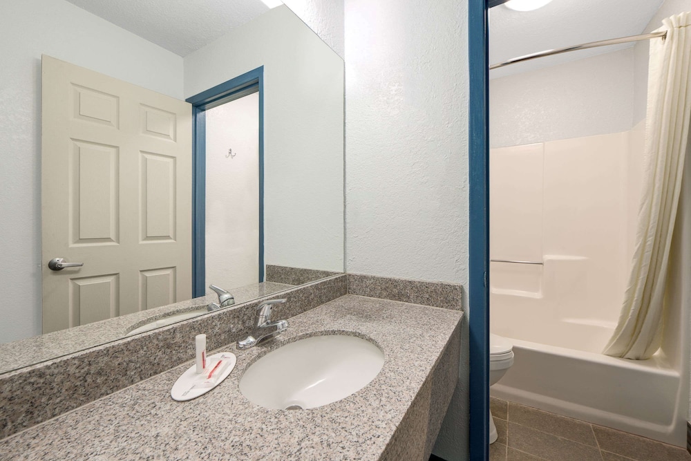 Room, 2 Queen Beds, Accessible, Non Smoking (Hearing Accessible) - Photo 10