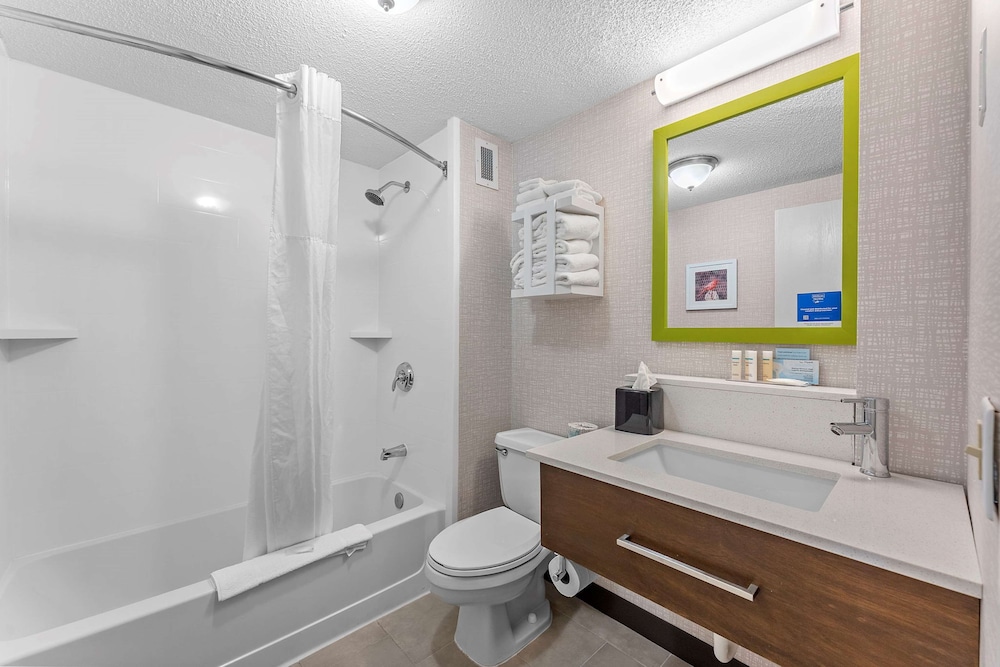 Room, 2 Queen Beds, Refrigerator & Microwave - Photo 4