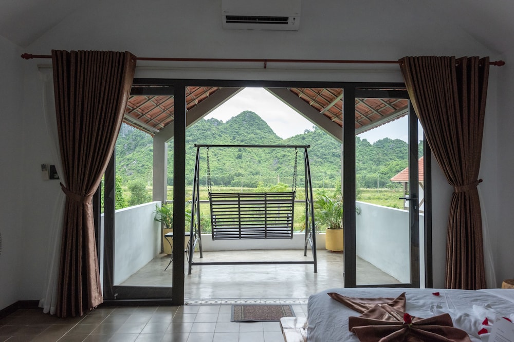 Signature Villa, 1 King Bed, Mountain View, Poolside photo 2