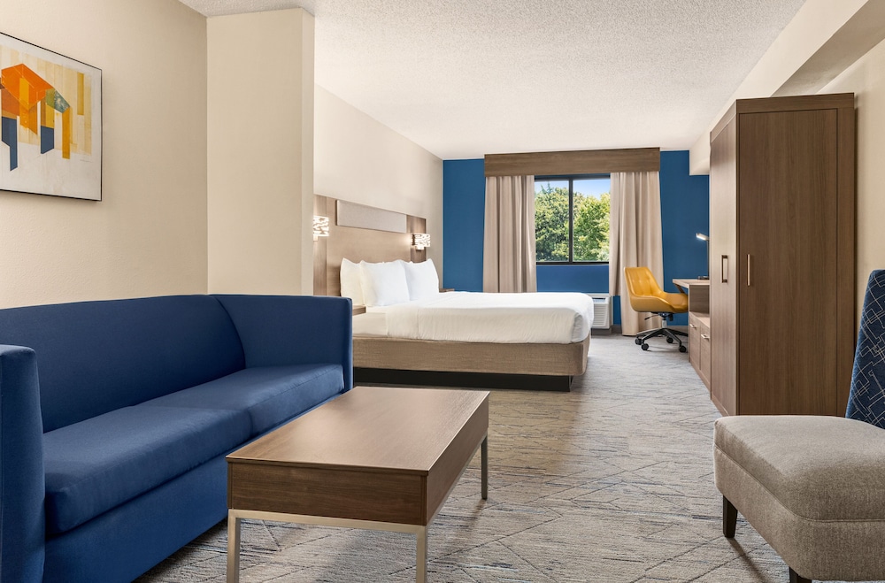 Suite, 1 Queen Bed, Accessible (Hearing) - Photo 1