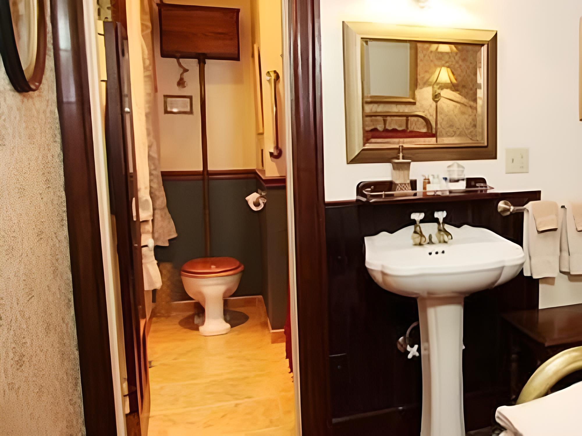 #04 Historic Queen Room photo 2