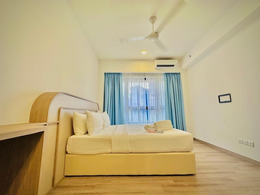 Deluxe Suite, 1 King Bed, City View