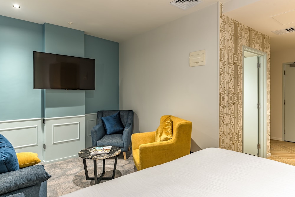 Signature Studio, 1 Queen Bed photo 1