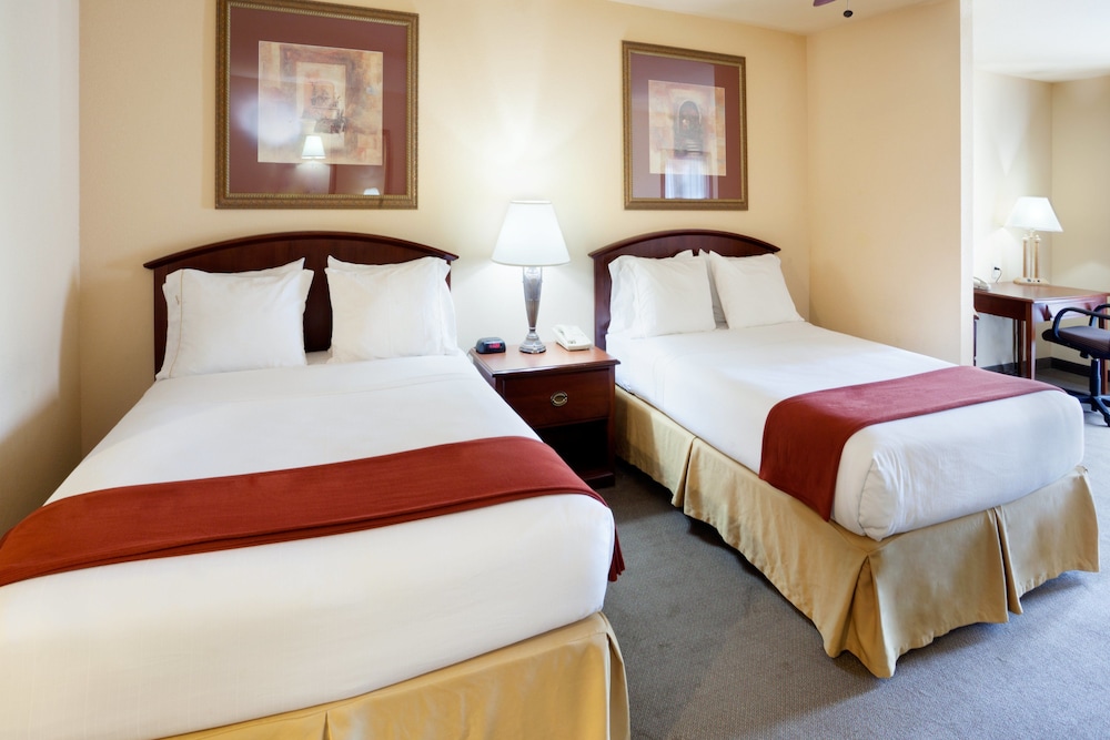 Suite, 2 Queen Beds - Photo 1