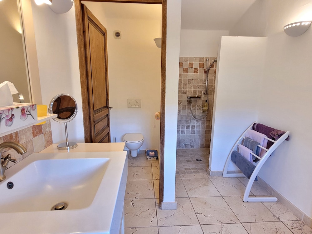 Comfort Double Room, Ensuite, Pool View photo 3