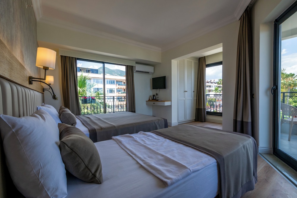 Triple Room, Multiple Beds, Non Smoking, Sea View photo 3