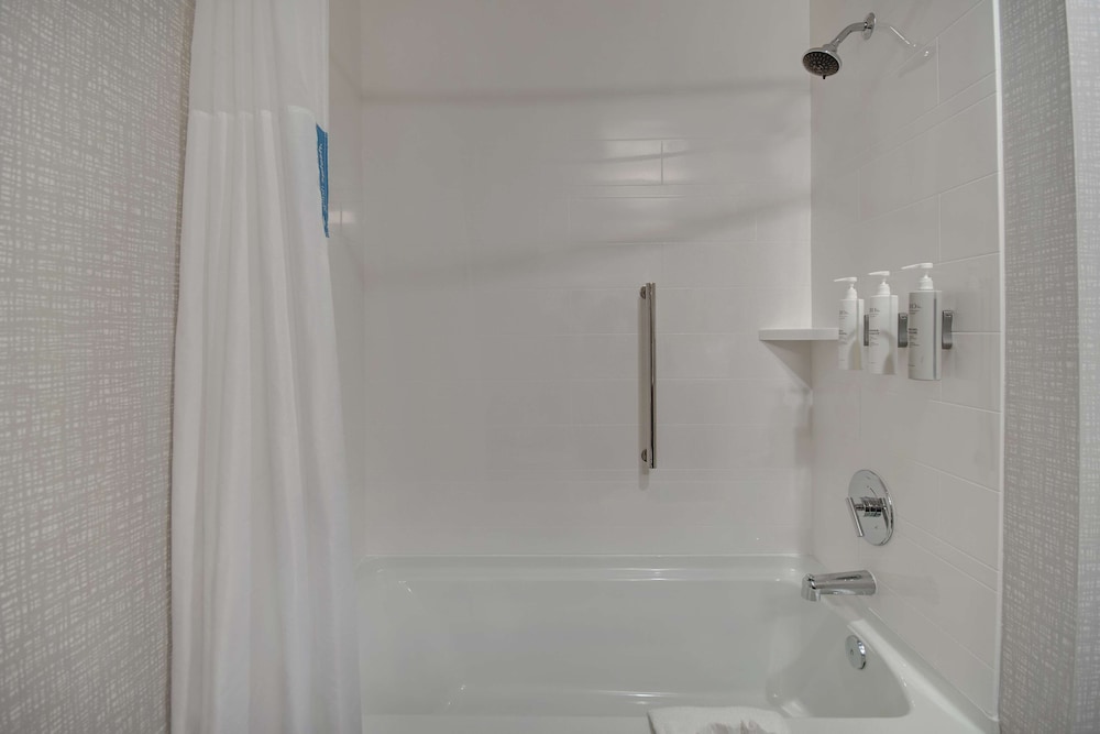 Room, 2 Queen Beds, Refrigerator & Microwave - Photo 8