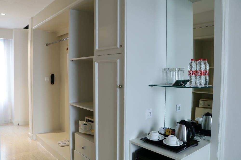 Room, 1 King Bed (Larger Guest Room) photo 2