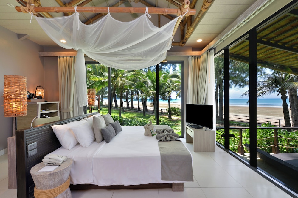 Deluxe Beachfront Villa - Photo 2