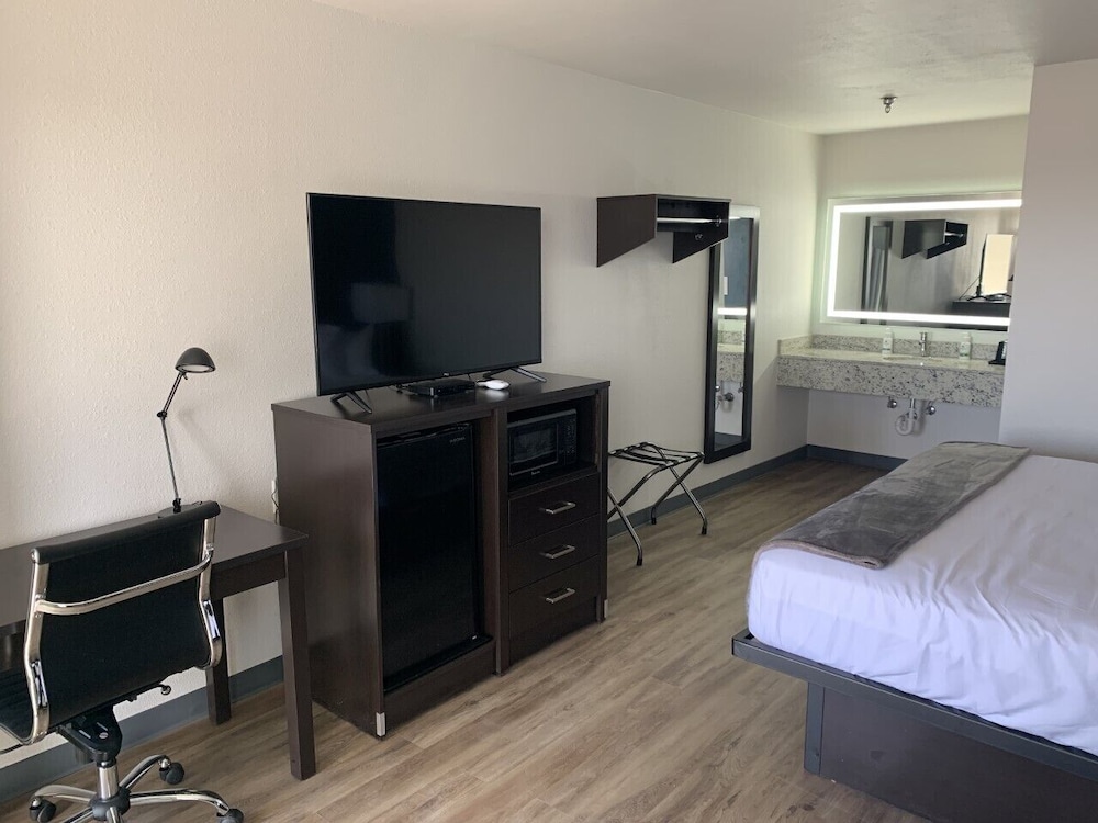 Deluxe Studio Suite, 1 King Bed photo 3