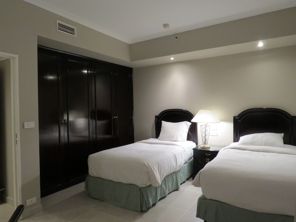 Deluxe Royal Nile Suite - Photo 9