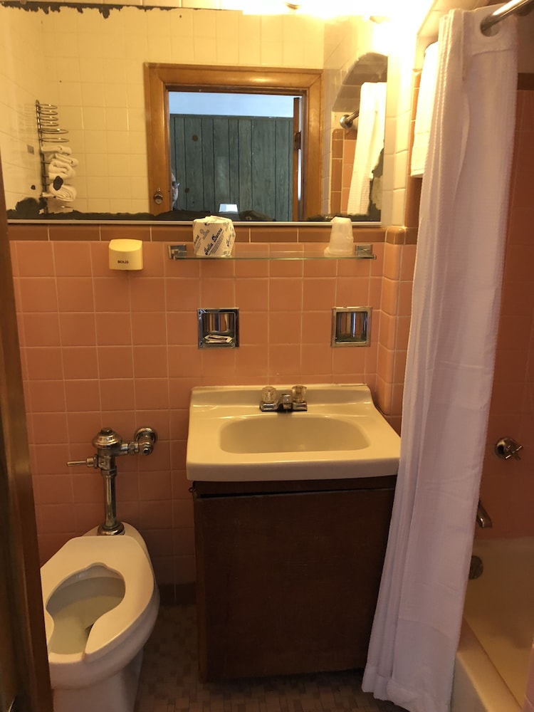 Standard Room, 1 King Bed photo 2