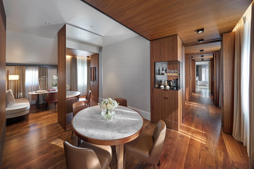 Deluxe Suite, 1 King Bed, Terrace