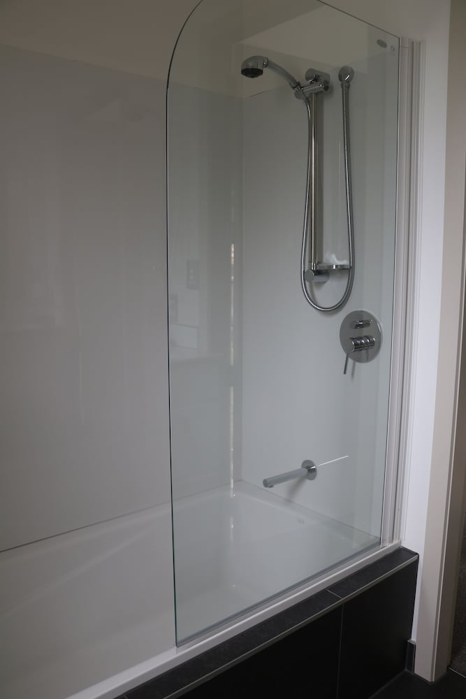 Executive Studio, 1 King Bed, Bathtub, Corner (Roadside View)