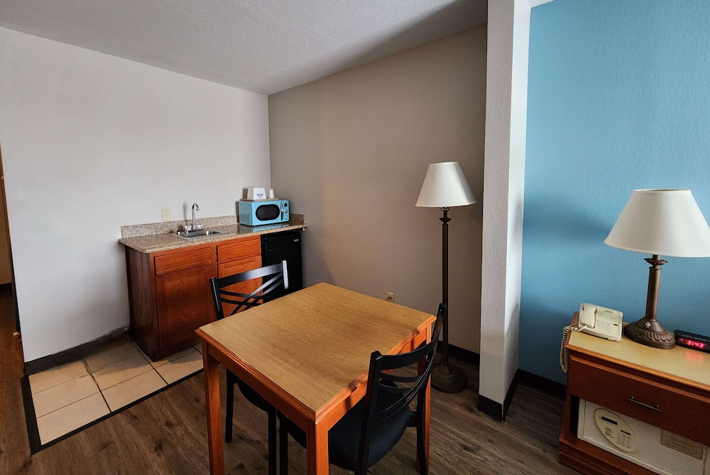 Suite, 1 King Bed, Non Smoking, Jetted Tub - Photo 7