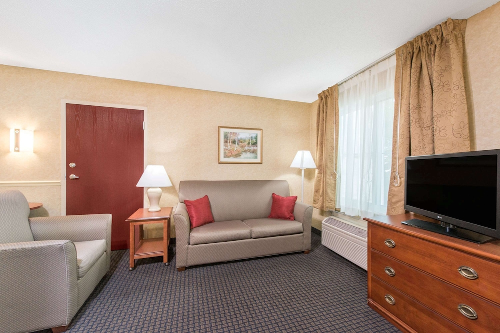 Suite, 1 Queen Bed, Non Smoking (Accessible) - Photo 1